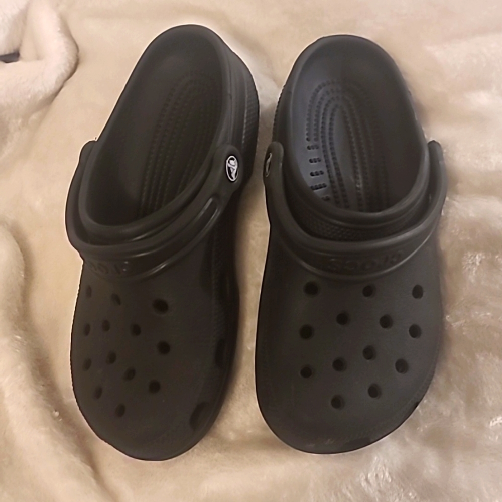 W8/M6 Unisex Black Classic Crocs (Used)